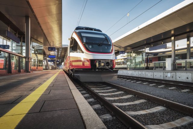 Regionalzug am Bahnsteig – Lohnfertigung für den Schienenfahrzeugbau